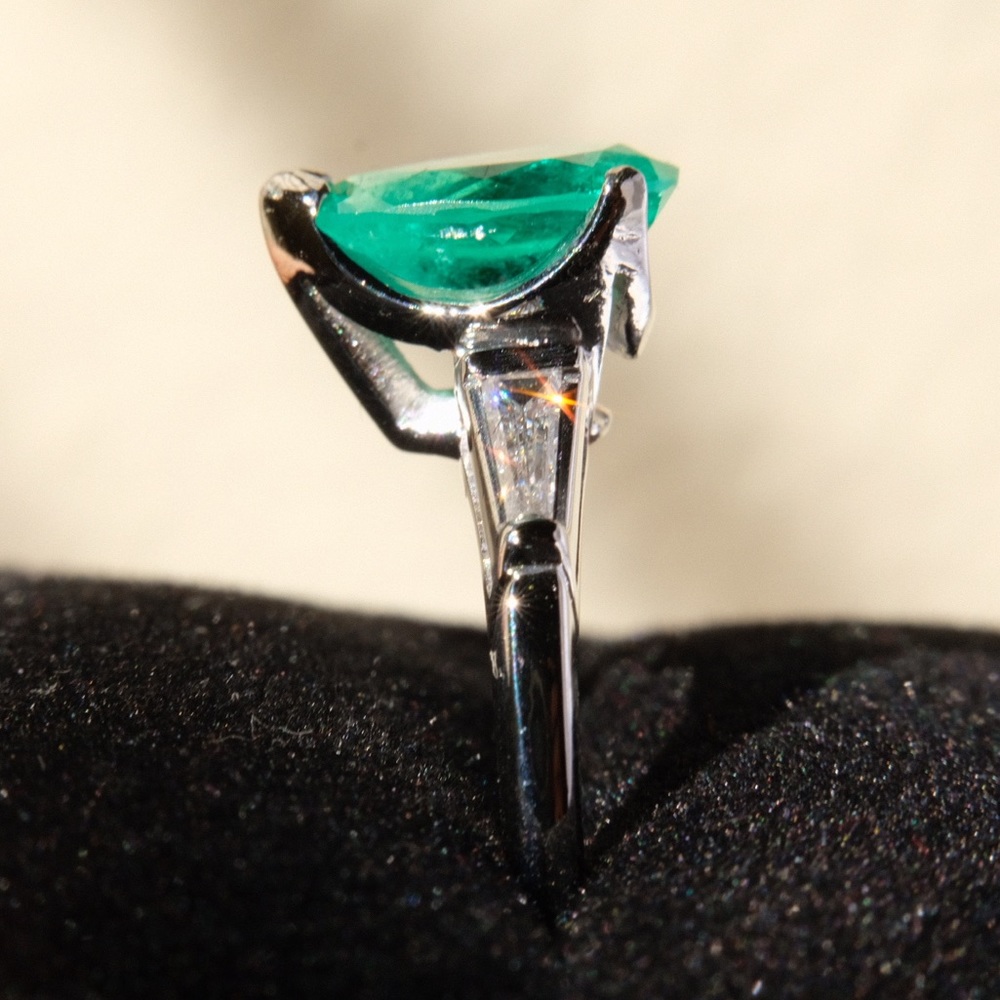 1.02 Carat Emerald Platinum Ring